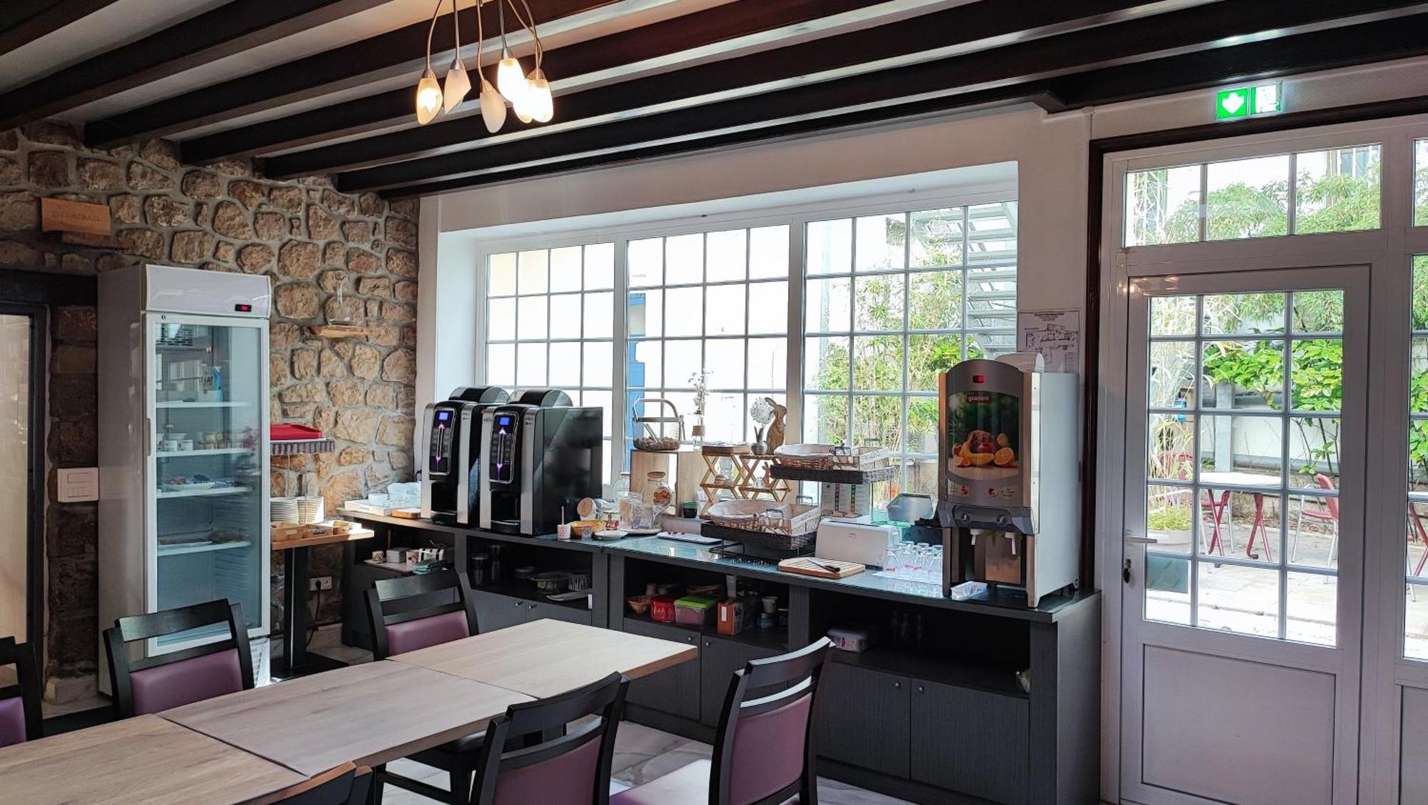 Logis Grand Hotel Pelisson ノントロン エクステリア 写真