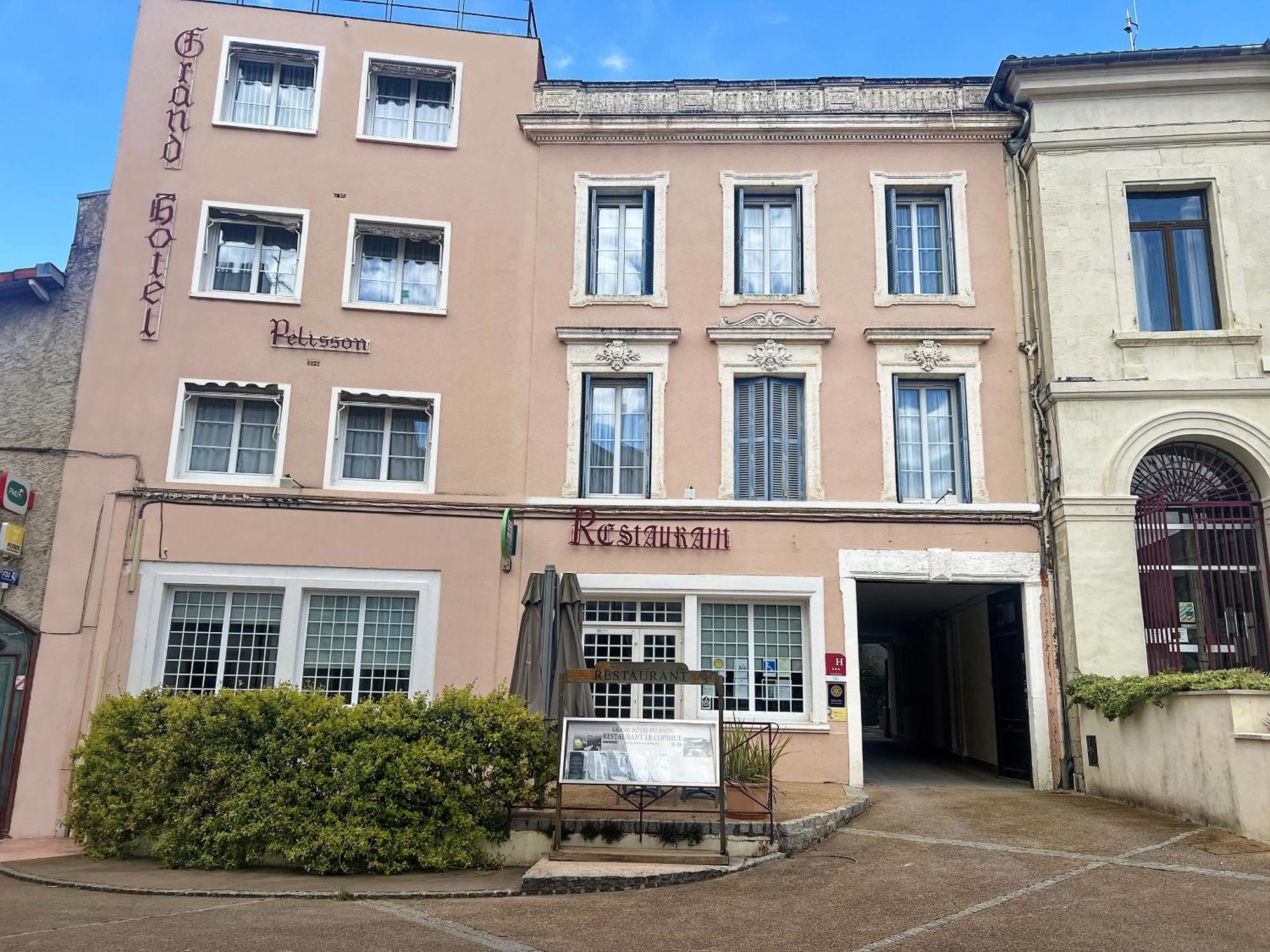 Logis Grand Hotel Pelisson ノントロン エクステリア 写真