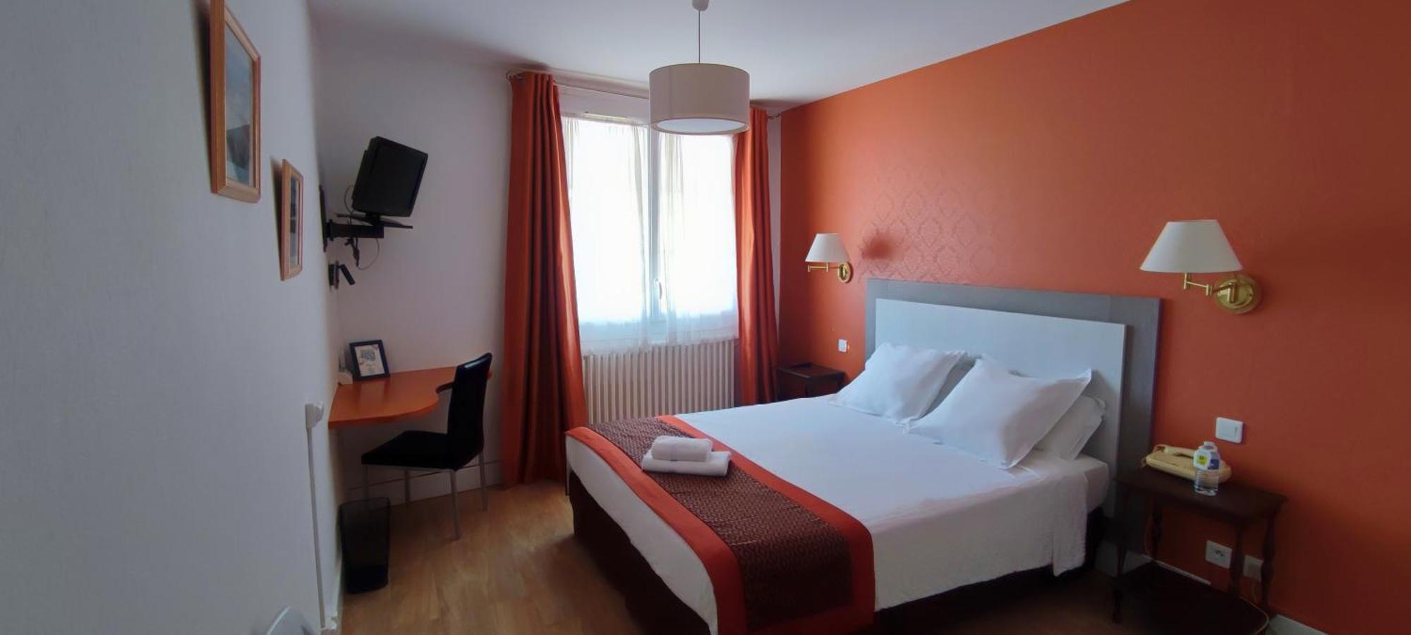 Logis Grand Hotel Pelisson ノントロン エクステリア 写真