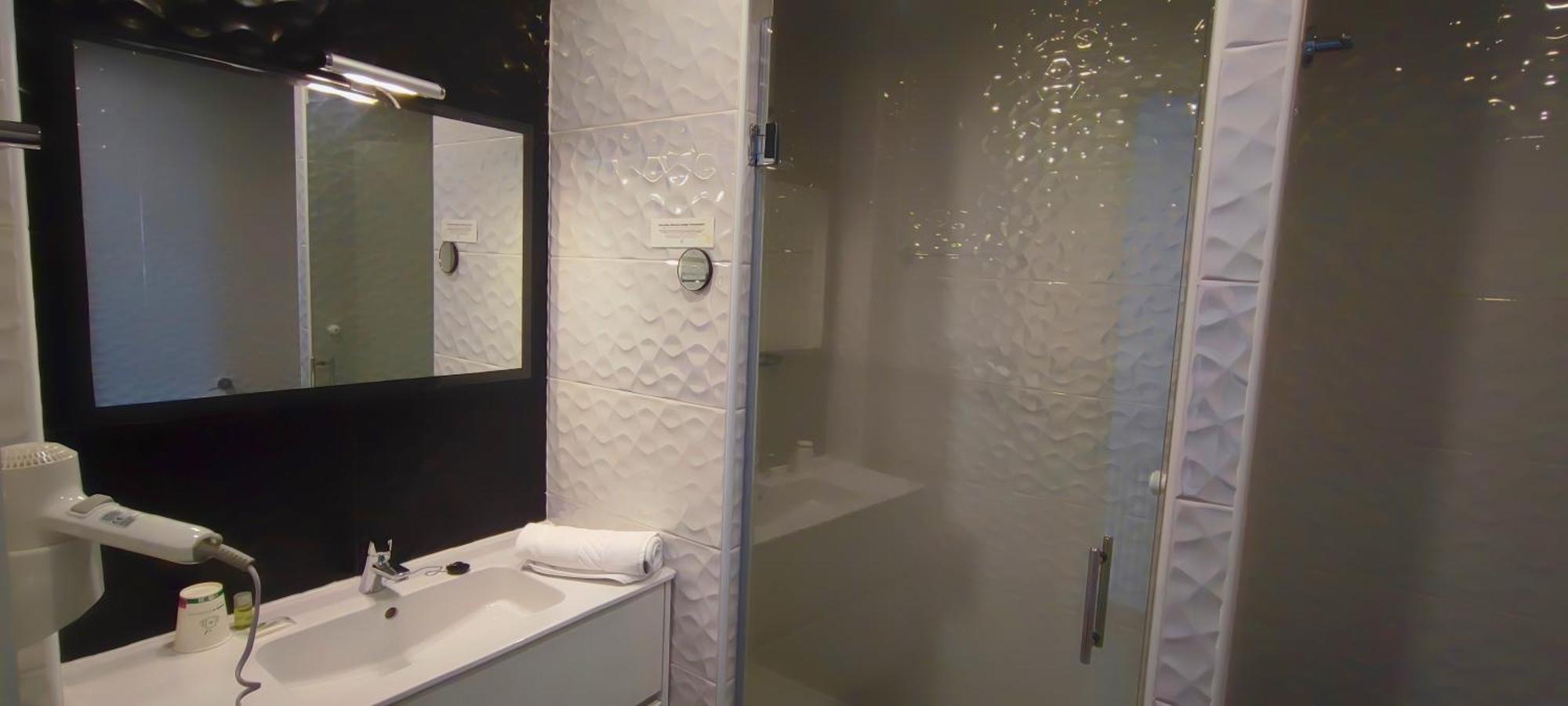 Logis Grand Hotel Pelisson ノントロン エクステリア 写真