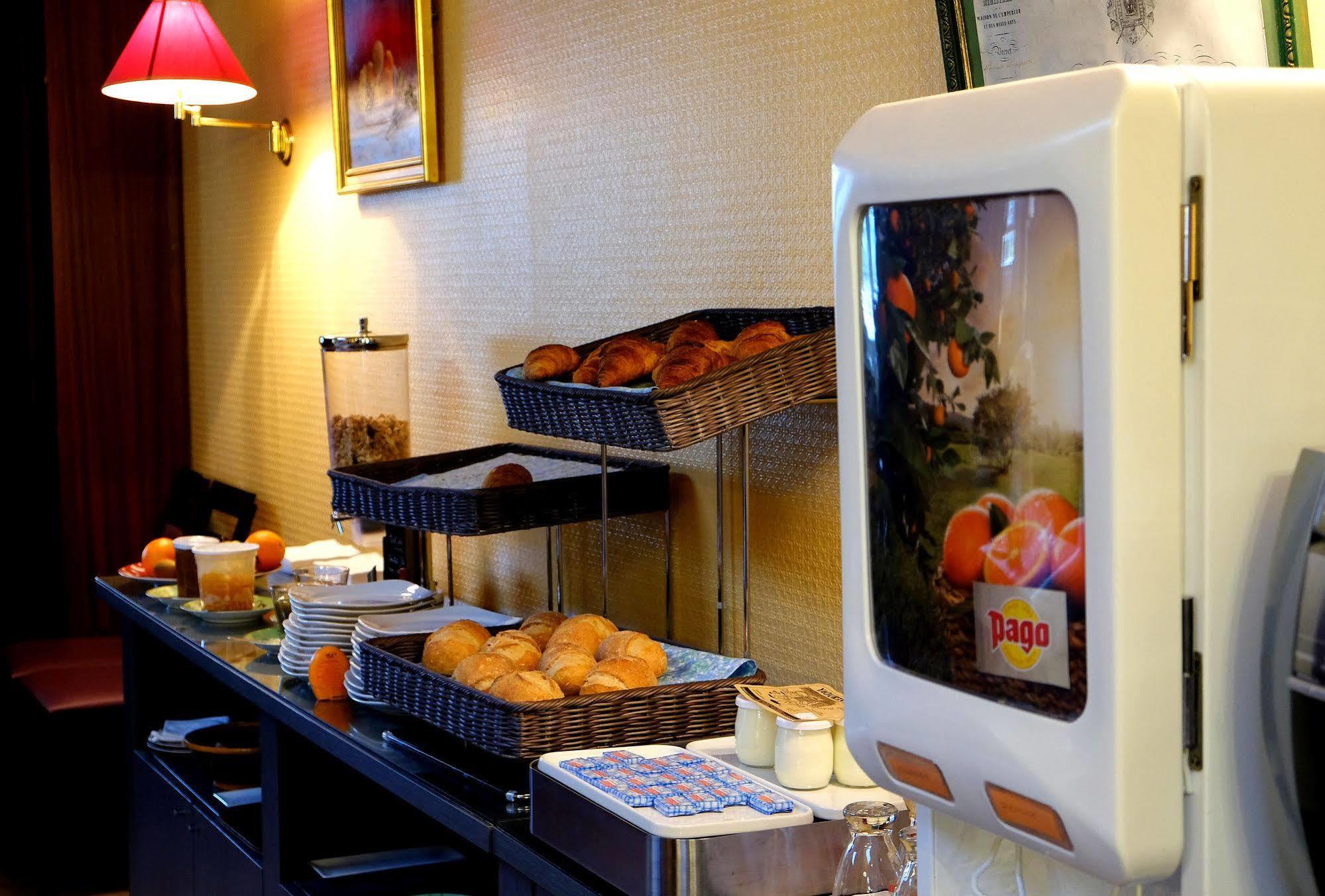 Logis Grand Hotel Pelisson ノントロン エクステリア 写真