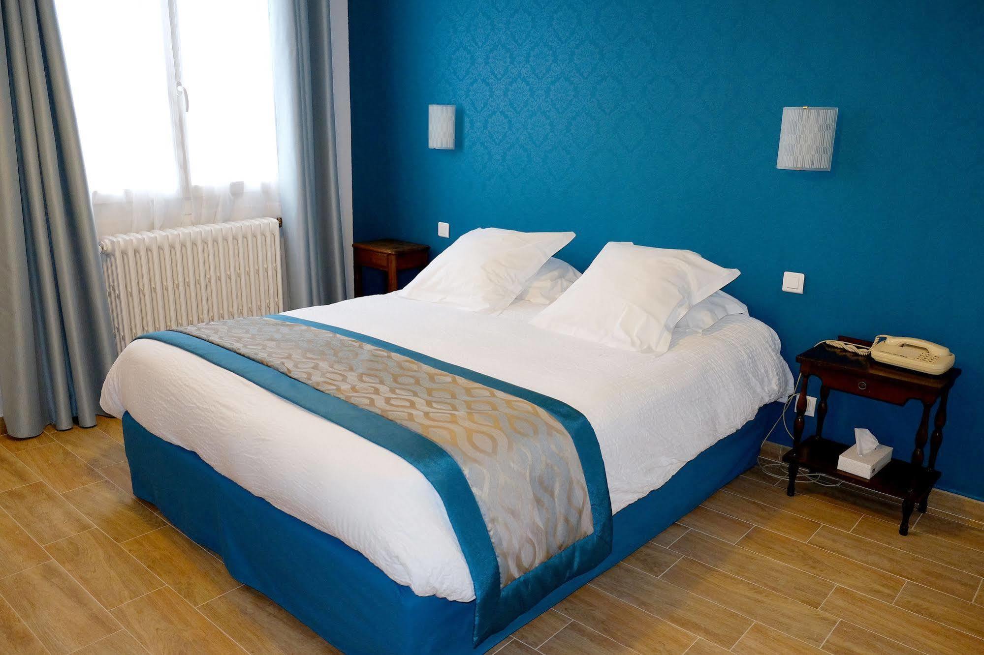 Logis Grand Hotel Pelisson ノントロン エクステリア 写真